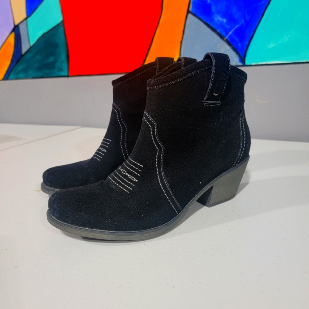 Clarks Artisan Black Suede Western Booties SZ 6 Zania Ankle Boots